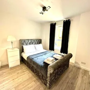 3 Bedroom Riverview Flat Canary Wharf Free Parking Apartment