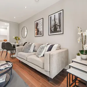 Luxury 1 Bed Flat, Minutes From Canary Wharf And South Quay Station Apartment