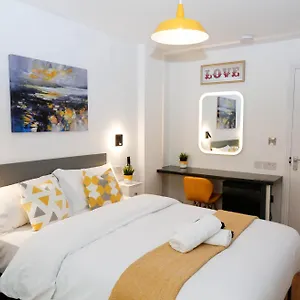 New Luxury In The Heart Of Next To Shops, Cafes, Bars & Metro With Shared Bathrooms Séjour chez l'habitant