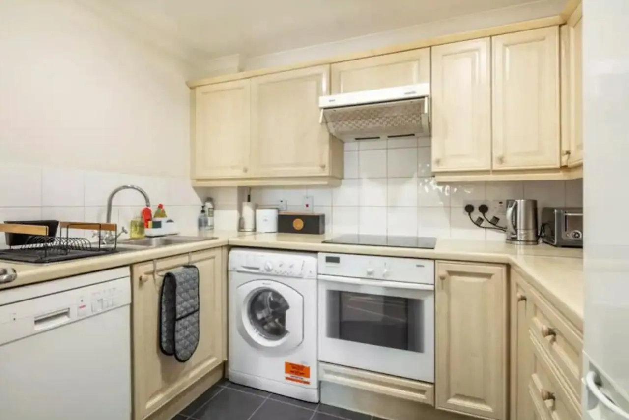 1 Bedroom Flat With Free Parking London