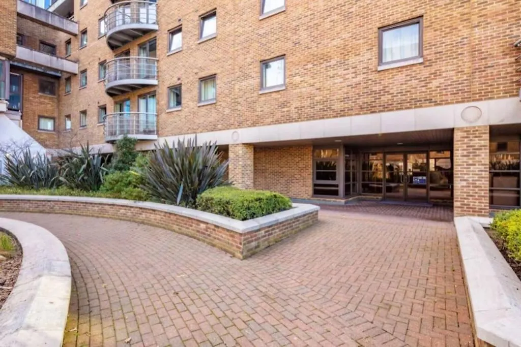 1 Bedroom Flat With Free Parking Londra Daire