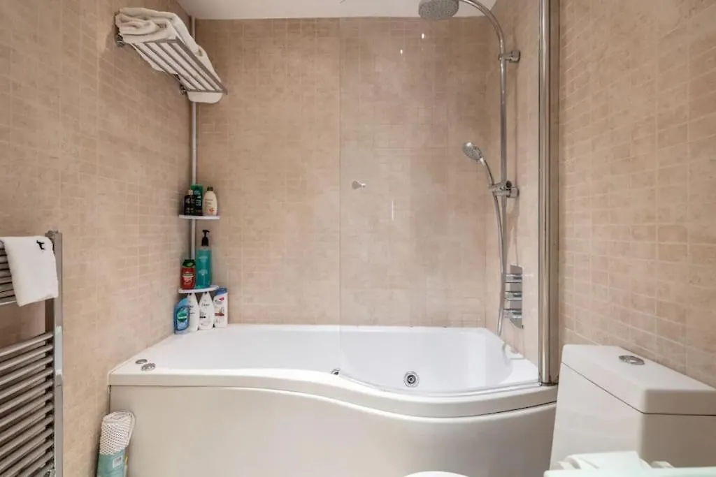 Apartment 1 Bedroom Flat With Free Parking London