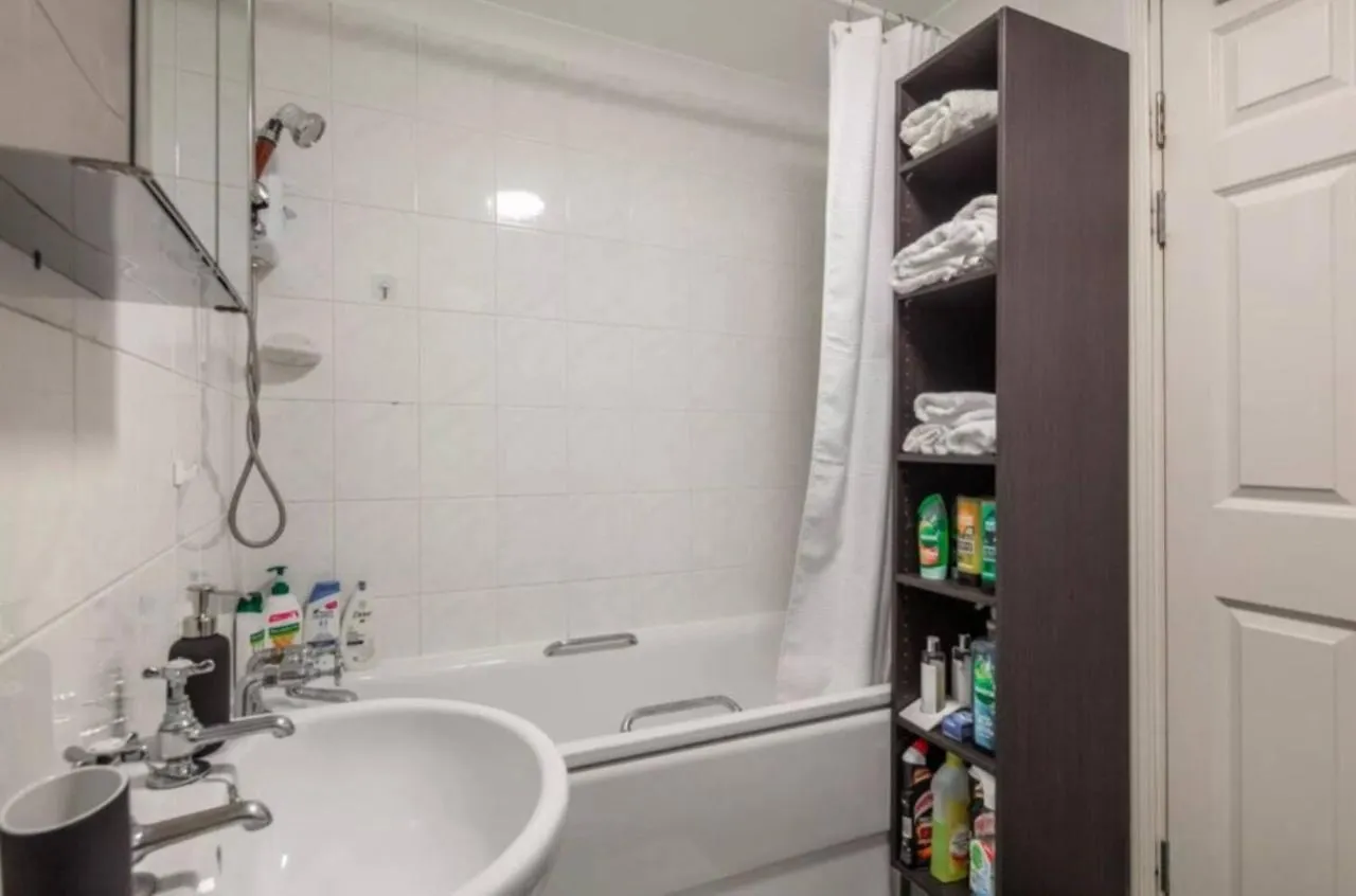 1 Bedroom Flat With Free Parking 런던 아파트