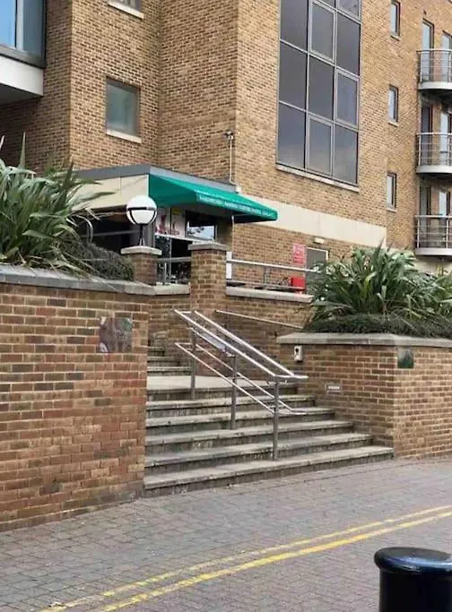 아파트 1 Bedroom Flat With Free Parking 런던