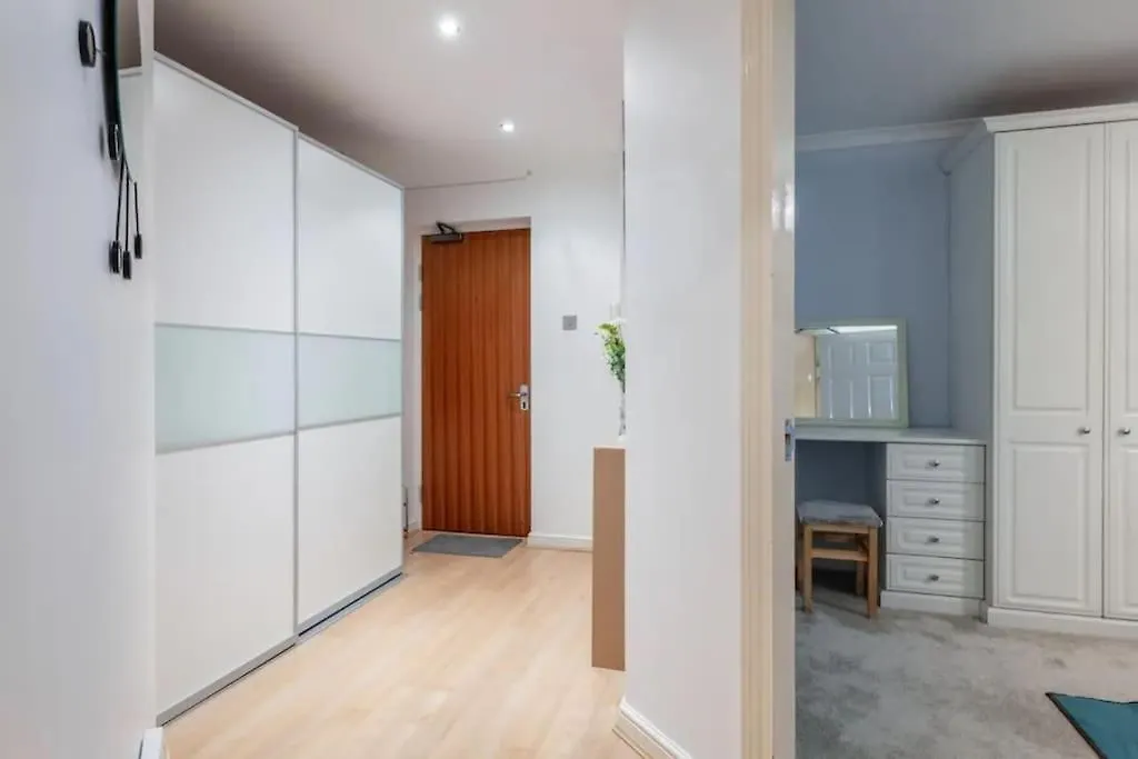 1 Bedroom Flat With Free Parking 런던 0*,
