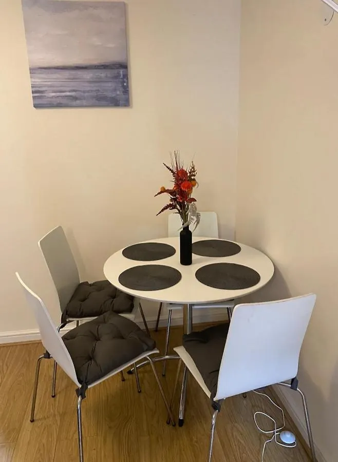 1 Bedroom Flat With Free Parking 런던